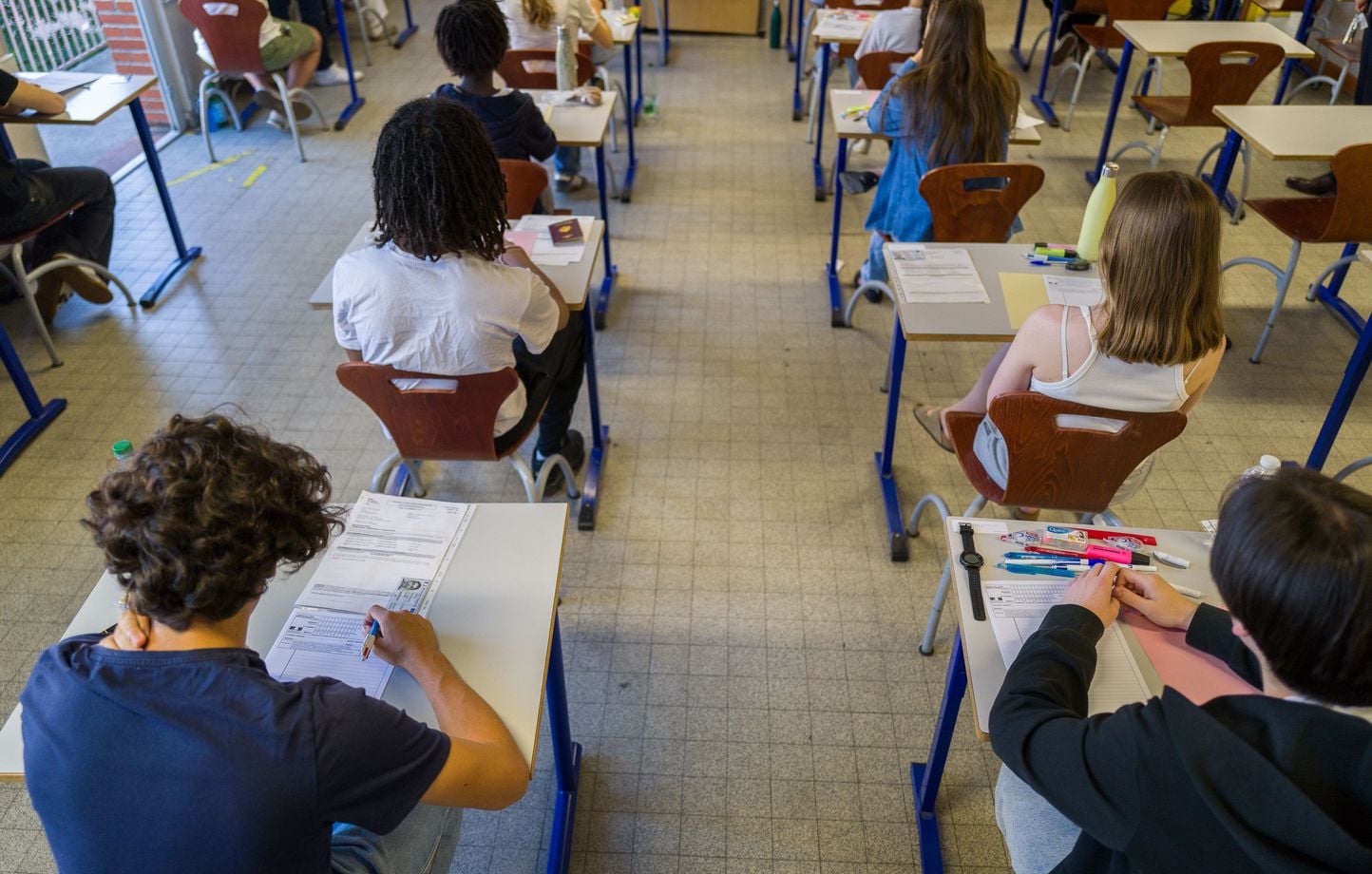 Errores en Besançon… Los estudiantes de secundaria deben haber trabajado en el tema equivocado Errores en Besançon… Los estudiantes de secundaria deben haber trabajado en el tema equivocado